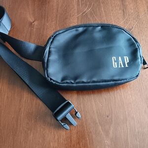 GAP Black Belt Bag Modern Design Water-Resistant
